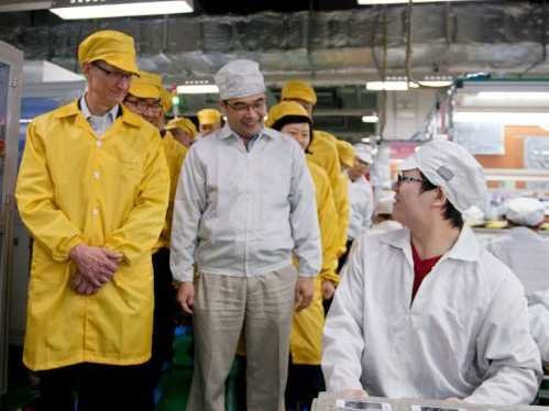 Ông Donald Trump trong suốt chiến dịch tranh cử của mình liên tục kêu gọi Apple sản xuất điện thoại iPhone tại Mỹ. Hiện nay, điện thoại iPhone chủ yếu được lắp ráp tại Trung Quốc và linh kiện chủ yếu được sản xuất tại các nước khu vực châu Á.
