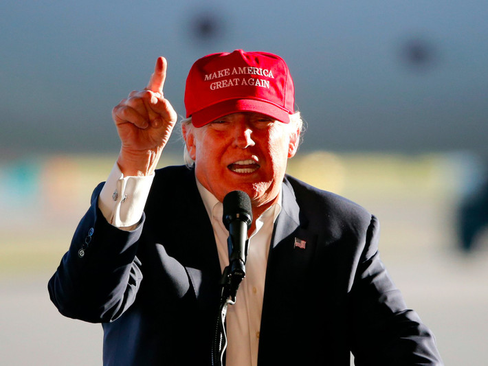Dự kiến. Tổng thống đăc cử Donald Trump sẽ kế nhiệm đương kim Tổng thống Mỹ Barack Obama vào ngày 20/1/2017 tới. Trong suốt chiến dịch tranh cử của mình, ông Donald Trump từng nhiều lần đề cập tới “gã khổng lồ công nghệ” – Apple. Thử dự đoán Apple trong tương lai sẽ bị những tác động gì sau khi ông Donald Trump lên cầm quyền?