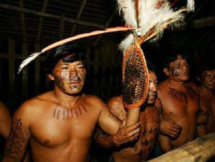 Tục uống tinh trùng của người Sambians. Những chàng trai người Sambians phải uống tinh trùng của những bô lão trong tộc để được công nhận là “người lớn” trong ngày làm lễ trưởng thành. Điều này cũng như một minh chứng cho sức mạnh của đàn ông của mình.