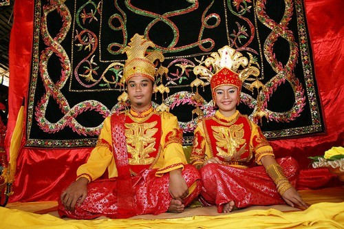 Tục cấm vào nhà vệ sinh ở Indonesia. Thêm một tập tục quái đản nữa đến từ cộng đồng người Tidong của đất nước Indonesia đó là tục cấm cô dâu chú rể đi vệ sinh trong... 72 giờ. Theo quan niệm của họ, việc đi vào nhà vệ sinh là một điềm xấu, có thể dẫn đến hôn nhân tan vỡ, khiến con cái chết trẻ hay vợ chồng không chung thủy.