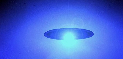 Tuy nhiên, không lâu sau đó, vật thể được nhân chứng cho là UFO, có dạng hình đĩa lộ rõ nguyên hình và bay đến gần chỗ nhân chứng và đồng nghiệp đang đứng. Nhân chứng mô tả đáy chiếc đĩa có màu xanh. Tuy nhiên, điều bất ngờ là bóng của UFO hình đĩa in xuống mặt đất lại là bóng của một chiếc máy bay.