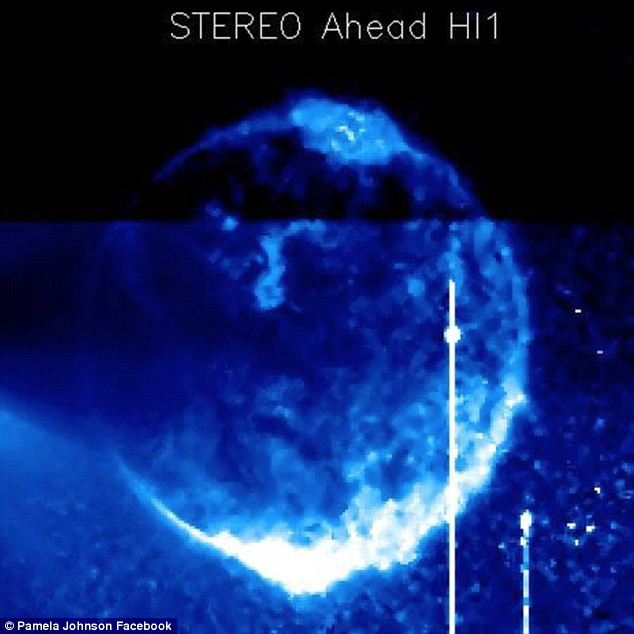 Lạ lùng hơn, khi đang ghi hình UFO, bỗng nhiên màn hình camera bị nhiễu loạn, ngay sau đó vật thể lạ biến mất.