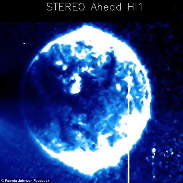 Sự việc được ghi nhận trên bề mặt mặt trời bởi camrea thiết bị STEREO HI1 của NASA. Theo đó, thiết bị ghi nhận có một UFO di chuyểnphía trước mặt trời.