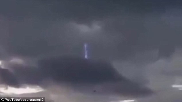 UFO thu dần "vòi năng lượng" rồi sau đó mất hút trong tầng khí quyển ngay sau đó.