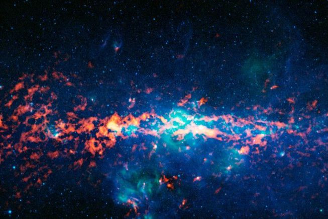 Sagittarius B2 là một đám mây phân tử khí khổng lồ nằm trong trung tâm thiên hà Milky Way, cách Trái đất khoảng 100 năm ánh sáng. Các phân tích cho thấy, trong đám mây này còn chứa nhiều loại khí độc như như ethylene glycol, một chất độc hại trong chất chống đông hay acid acetic, loại khí một mùi hương như giấm chua.