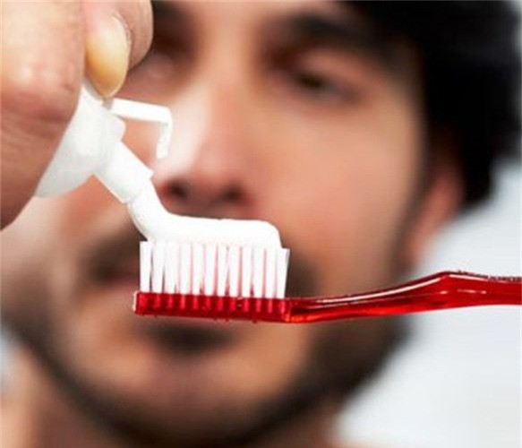 Vệ sinh răng miệng kém liên quan đến sự gia tăng viêm nhiễm trong cơ thể và nguy cơ mắc bệnh tim mạch. Viêm nhiễm mãn tính gây tổn thương đến các tế bào trong mạch máu - ảnh hưởng tiêu cực tới quá trình cương cứng. (Ảnh:alobacsi).