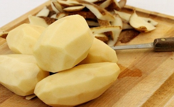 Khoai tây cũng có tác dụng làm giảm mỡ bọng mắt hiệu quả. Bạn chỉ cần thái khoai tây thành những lát mỏng, sau đó đắp lên mắt trong 30 phút rồi rửa lại bằng nước sạch. (Nguồn Vcmedia)