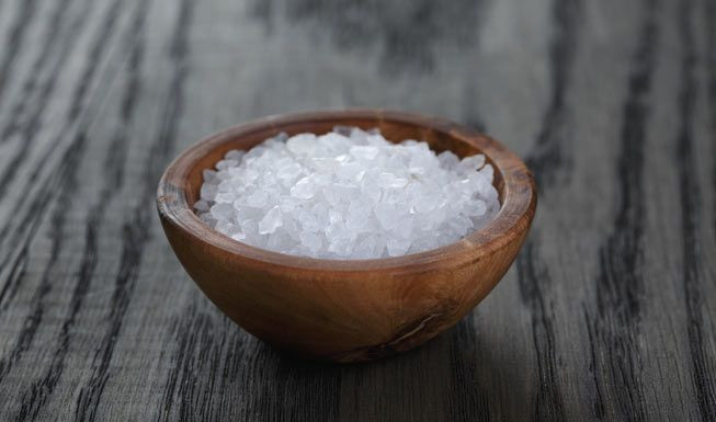 Muối cũng là nguyên liệu công hiệu trong việc giúp hết bọng mỡ dưới mắt vì nó có tác dụng ngăn chặn quá trình hình thành và phát triển của mỡ thừa ở vùng mắt. (Nguồn Mnn)