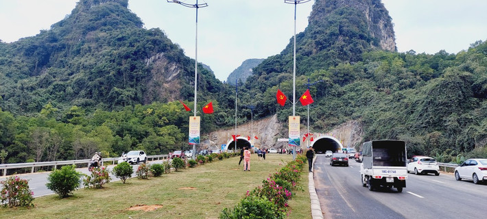 Đường hầm xuyên núi là một hạng mục nằm trên tuyến đường bao biển Hạ Long - Cẩm Phả của tỉnh Quảng Ninh có chiều dài 18,7 km.