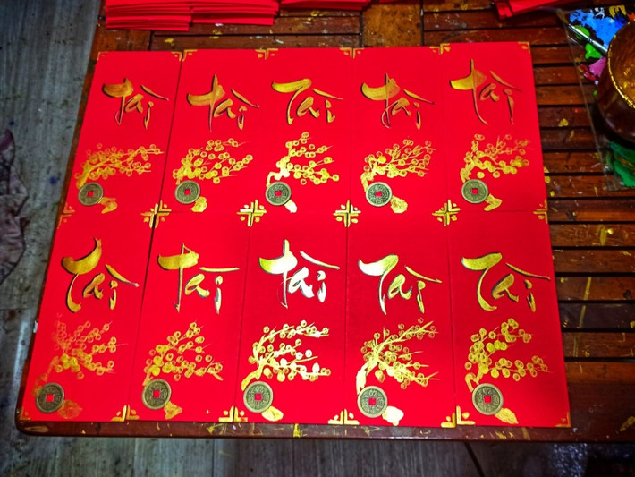“Màu đỏ của chiếc bao lì xì tượng trưng cho màu như ý, cát tường, thịnh vượng trong suốt cả năm. Theo quan niệm truyền thống, bao lì xì thường có màu đỏ kết hợp với họa tiết trang trí màu vàng. Tuy nhiên, cuộc sống dần phát triển, các mẫu bao lì xì ngày càng trở nên đa dạng, không bị bó hẹp về kiểu dáng, thiết kế cũng như màu sắc.