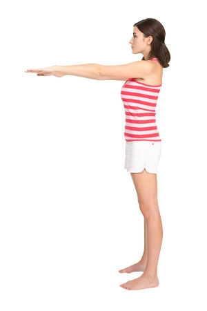 Ngồi xổm: Bạn hãy đứng trước chiếc ghế, hai chân dang rộng bằng vai, các ngón chân bật nhích lên. Hai tay đưa thẳng về phía trước để giữ thăng bằng.