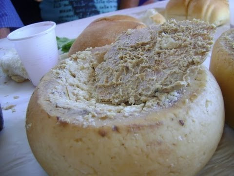 5. Món ăn ngọ nguậy nhất: Casu Marzu chính là pho mát sữa cừu được lên men. Trong quá trình lên men, những con giòi sẽ xuất hiện và bò quanh khắp miếng pho mát. Vì vậy khi ăn Casu Marzu, thực khách sẽ cảm nhận được cả những con giòi đang ngọ nguậy trong miệng mình.