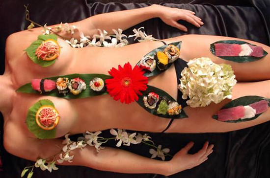 7. Món ăn thô tục nhất: Đó là tiệc sushi Nyotaimori đặc biệt nhất được trình bày trên cơ thể của một cô gái khỏa thân. Tờ Telegraph nhận xét đây là món ăn thô tục nhất thế giới, bất chấp việc những món ăn được bày trí khá đẹp mắt và tinh tế. Để có thể thưởng thức một bữa tiệc sushi ở Nhật Bản này thì bạn cũng phải chi ra một khoản kha khá đấy.