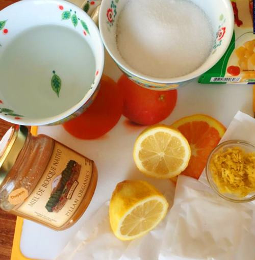 Công thức 2: Cách làm kẹo gôm chanh mật ong: Nguyên liệu cho công thức này gồm: 20gr bột gelatin, 2 thìa mật ong, 2 quả chanh tươi, 200gr đường trắng, 100lm nước.