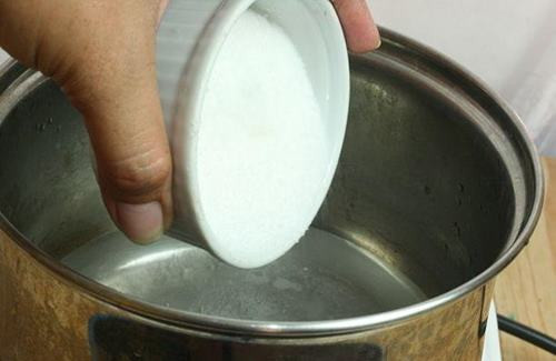 Bước 1: Đầu tiên bạn hòa nước đun sôi để nguội với bột gelatin. Khuấy đều cho tan rồi đổ hỗn hợp vào nồi.
