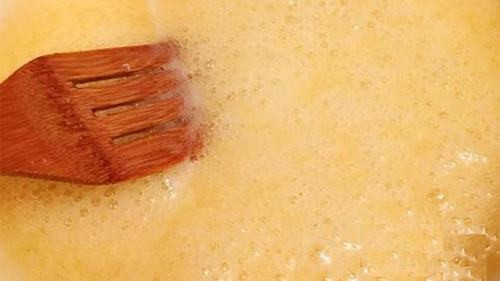 Bước 2: Hòa bột gelatin với chút nước nóng cho bột tan rồi đợi hỗn hợp nước đường đang đun sôi lên thì bạn đổ hỗn hợp gelatin vào. Lúc này khi đun bạn không nên khuấy nhiều quá, để lửa nhỏ khoảng 20 phút rồi đổ nước cốt chanh đã vắt riêng vào. Tiếp tục đun khoảng 3 phút nữa thì cho mật ong vào đun cùng.