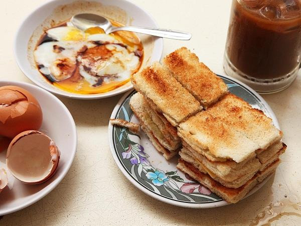 7. Bánh mì nướng kaya: Bánh kaya được xem là món ăn sáng phổ biến của người dân Singapore. Loại bánh mì với hương vị ngon ngọt, độc đáo với mùi trứng thơm ngon, kẹp giữa là nhân sóng sánh thơm phức.