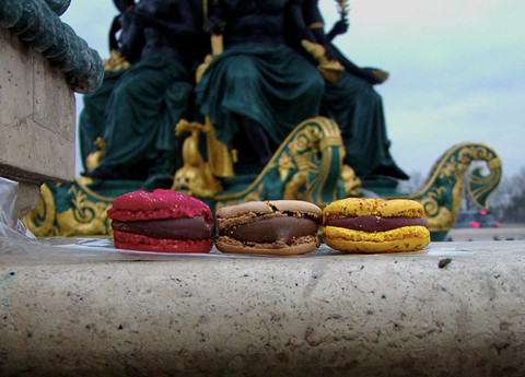 1. Bánh Macarons: Nằm trong danh sách 10 loại bánh nổi tiếng như đã nêu phải kể đến món bánh Macarons ở Paris nước Pháp. Đây là một món ăn nhẹ nhiều màu nổi bật được yêu thích nhất trong danh sách những đồ ăn nhanh cực ngon của Paris.