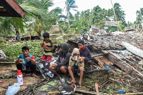 Tổng thống Philippines yêu cầu "sử dụng tất cả các nguồn lực của chính phủ để đảm bảo toàn bộ hàng hóa được giao càng sớm càng tốt" đến các khu vực bị siêu bão tàn phá. Ảnh: GETTY IMAGES