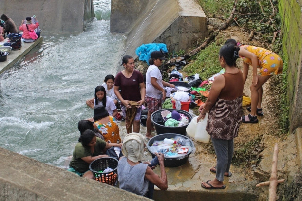 Người dân may mắn sống sót sau siêu bão đang trải qua những ngày thiếu thốn trăm bề. Ảnh: AFP