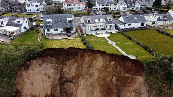 Một trận sụt lở ở làng Nefyn, Wales, Anh, vào ngày 20/4/2021 khiến những ngôi nhà như cheo leo trước cửa Tử thần.