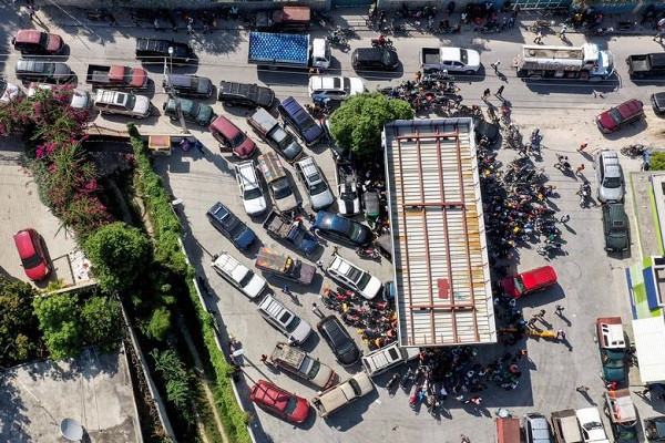 Ô tô và xe máy xếp hàng dài chờ đổ xăng trong bối cảnh khan hiếm nhiên liệu ở thủ đô Port-au-Prince, Haiti.