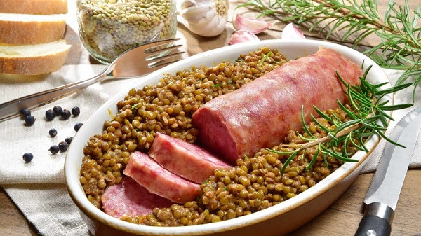 Cotechino con Lenticchie, chế biến từ xúc xích và đậu lăng, được cho sẽ mang lại may mắn, là món ăn truyền thống điển hình của Italia vào các dịp lễ lớn, đặc biệt là đêm Giao thừa.
