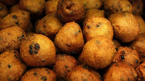 Oliebollen là món bánh truyền thống có hình tròn, được chiên bằng dầu. Điều đặc biệt của món ăn này là chúng thường được bán rong trong dịp năm mới ở Hà Lan.