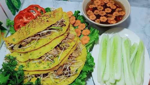 Tuy vậy, bánh xèo lại chứa khá nhiều calo. Trung bình, một chiếc bánh xèo 100g có thể chứa tới 400kcal. Lượng calo này tương đương 6 bát cơm. Vì vậy, bạn nên hạn chế lượng bánh ăn vào, tránh nạp quá nhiều calo khiến cân nặng khó kiểm soát.
