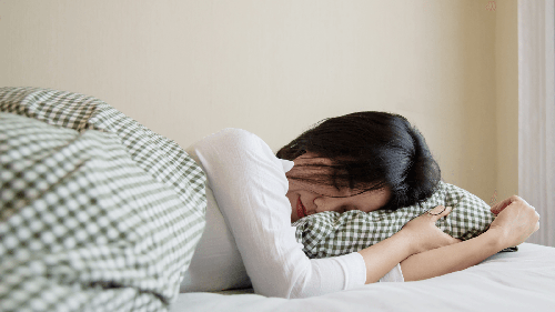 Buồn ngủ. Trước khi xuất huyết não cấp tính, trong não xuất hiện triệu chứng chảy máu nhẹ, mô não bị chèn ép, ảnh hưởng đến việc cung cấp máu cho não.