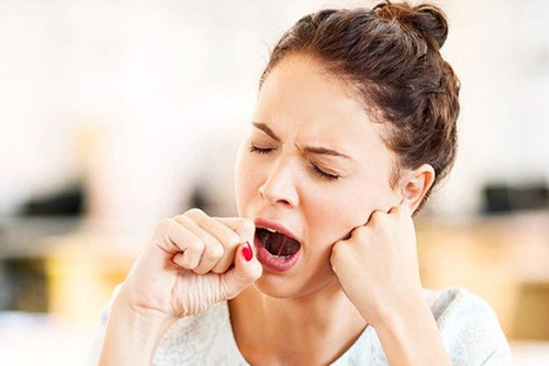Lượng máu cung cấp cho não không đủ dẫn đến lượng oxy cung cấp cho não không đủ, đồng thời gây tăng áp lực nội sọ và co bóp bất thường của mạch máu não. Tình trạng trên khiến bệnh nhân cảm thấy buồn ngủ. Ngủ dậy sau giấc dài, bệnh nhân vẫn có hiện tượng ngáp, cảm thấy mệt mỏi, suy nhược.