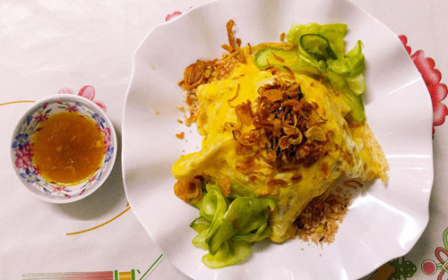 Cơm gà trùm mền. Món ngon có tên gọi tượng hình này gồm nguyên liệu chính là cơm, gà chiên giòn và trứng. Cơm gà trùm mền có phần thịt gà chiên giòn ngon, cơm và lớp trứng tráng béo ngậy, phủ lên trên. Không chỉ thơm ngon, cơm gà trùm mền còn được nhiều người lựa chọn bởi suất ăn giàu dinh dưỡng, giúp no lâu, đủ năng lượng cho các hoạt động trong ngày.