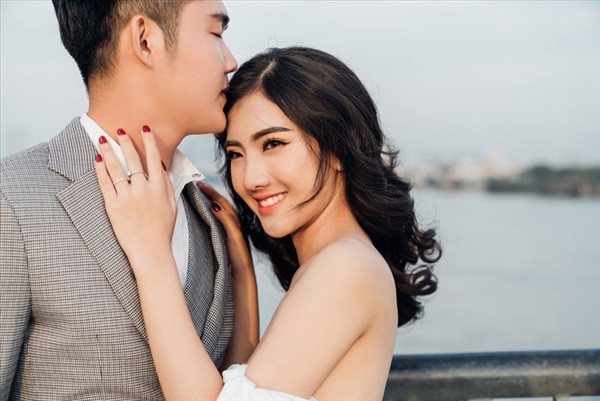 Yêu mến, theo dõi "thánh nữ góc nghiêng" từ lâu nhưng mới đây, nhiều chàng trai đã tiếc ngẩn ngơ khi biết tin Lương Mỹ Kiều sắp kết hôn ở tuổi 19. Bộ ảnh cưới của hot girl An Giang vừa xuất hiện trên một số trang tin dành cho giới trẻ, trong đó, nữ nhân vật chính vẫn xinh đẹp rạng ngời, vẫn rất cuốn hút và vẫn có "góc nghiêng thần thánh" mà nhiều chàng trai say đắm... Chỉ có điều Mỹ Kiều nay đã xuất hiện bên một người khác.