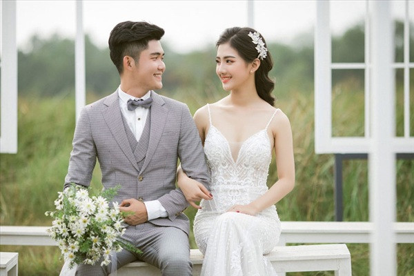 Quan điểm của cô gái An Giang là khi tình yêu đủ lớn thì hai người sẽ tiến tới hôn nhân và không cần bận tâm nhiều đến những lời nhận xét bên ngoài. Cũng có khá nhiều bạn bè và dân mạng bình luận trêu chọc trên Facebook khi biết Mỹ Kiều sắp kết hôn nhưng cô gái sinh năm 2000 vẫn luôn biết cách ứng xử rất khéo léo và vui vẻ.