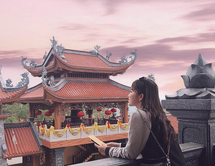 Bỏ qua những thông tin bên lề, không gian và kiến trúc của chùa Ba Vàng vẫn là điểm thu hút du khách thập phương. Khuôn viên chùa gồm có 3 gian bái đường, một gian hậu cung, các ban thờ Phật, thờ Mẫu và Đức Ông, phía sau là các công trình như khu giảng đạo, trai phòng, thư viện, lầu chuông… Với vị trí đắc địa cùng không gian rộng lớn, nơi đây từ lâu đã trở thành điểm vãn cảnh, du xuân của nhiều du khách Việt cũng như quốc tế. Ảnh: N.o.a.h.