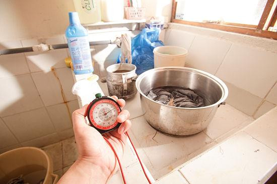 Nhúng quần áo vào nước nóng. Sau khi giặt, Mẹ có thể nhúng quần áo vào nước nóng khoảng 60 độ, rồi vắt ráo và đem phơi ngay. Hiệu quả bốc hơi của nước nóng sẽ rút ngắn thời gian làm khô quần áo.