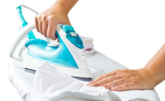 Nên là (ủi) quần áo trước khi mặc. Việc ủi quần áo sẽ không chỉ giúp trang phục đẹp đẽ, thẳng thớm hơn, mà còn giúp loại bỏ những vi khuẩn còn sót lại trên quần áo và giúp quần áo có mùi thơm hơn, sạch sẽ, mát mẻ hơn.