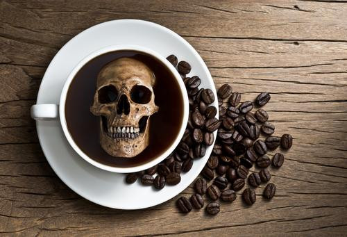 Caffeine. Tiêu thụ chất caffeine sẽ làm bạn mệt mỏi, thiếu sức sống trong lúc đang mãn kinh. Chất caffeine còn ảnh hưởng đến thói quen nghỉ ngơi, khiến bạn khó ngủ vào ban đêm nếu uống vào buổi chiều muộn hoặc tối. Tốt nhất là nên từ bỏ chất caffeine dưới mọi hình thức: cà phê, trà hay socola nóng…