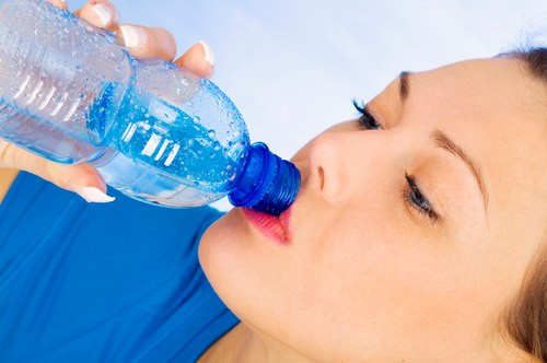 Uống nhiều nước: nước giữ vai trò duy trì sự sống, bênh cạnh đó nước giúp da luôn mịn màng, hạn chế nguy cơ bị lão hóa. Do đó, việc uống đủ nước khi trời nắng nóng là rất cần thiết, nên uống từ 2 lít nước mỗi ngày. Riêng sáng sớm ngủ dậy nên uống khoảng 200 – 300ml nước nguội.