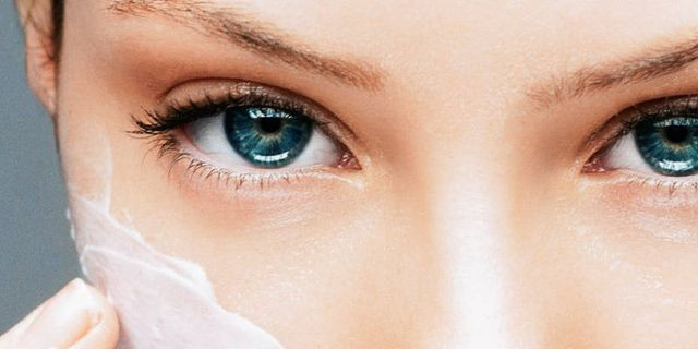 5. Retinol là thành phần có trong kem chống lão hóa, đảo chiều ánh nắng và kích thích sự phát triển của collagen, tuy nhiên hạn chế lớn nhất của thành phần này là nó gây khô và khó chịu trên da.