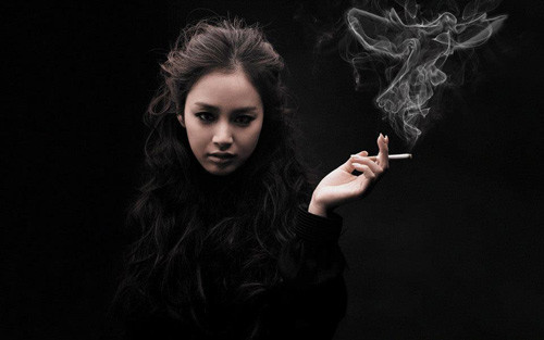 Thói quen hút thuốc và uống rượu. Hút thuốc là và uống rượu là hai thói quen kích thích gây ra mãn kinh sớm. Có nhiều giả thuyết lý giải hiện tượng này. Song có lẽ nó nằm ở hai điểm. Thứ nhất, hút thuốc lá và uống rượu kích thích cơ quan nội tiết sản sinh nhiều hơn hormon sinh dục nam giới trong cơ thể và dần ức chế sự sản xuất hormon sinh dục nữ giới. Sự giảm dần hormon sinh dục nữ giới dần dẫn đến mãn kinh sớm.