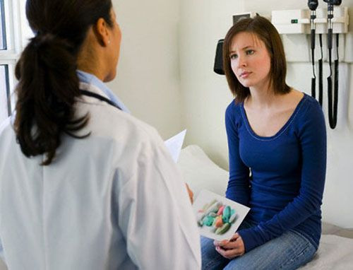 Đặc biệt, khi thời tiết nóng bức, "vùng kín" bị bó sát, đổ mồ hôi, hấp hơi, sinh nhiệt làm ẩm ướt trong thời gian dài tạo điều kiện lý tưởng cho vi khuẩn, vi nấm phát triển. Những vi khuẩn, vi nấm này gây ngứa ngáy, lâu dần thành viêm nhiễm. Khi đã ngứa ngáy, nếu gãi làm trợt da bệnh sẽ càng lan rộng hơn.