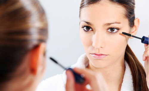 Mascara lem trên má của bạn. Nếu không cẩn thận bạn có thể làm lem mascara trên khuôn mặt đã trang điểm hoàn thiện. Trong trường hợp này, bạn lấy cọ đánh mắt nhúng vào vaseline rồi tẩy vùng da bị lem mascara, sau đó, đánh lại phấn nền vùng mới vừa làm sạch.