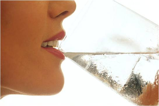 Cấp nước cho da từ bên trong. Vào mùa xuân, nhu cầu nước của cơ thể nói chung và của làn da nói riêng sẽ tăng dần, nên nếu bạn không uống đủ nước, làn da của bạn sẽ khô và nứt nẻ còn hơn cả trong những ngày mùa đông. Nếu bạn cảm thấy uống nước lọc có thể rất dễ ngán, hãy làm một số loại nước có mùi vị hấp dẫn như vắt thêm chanh hay một số trái cây khác.