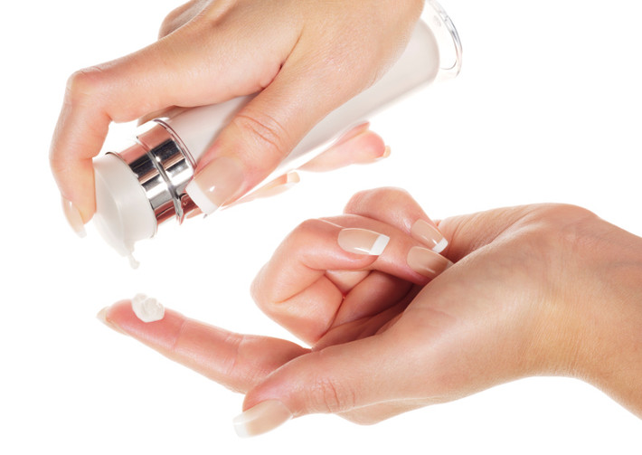 Chọn kem dưỡng ẩm kèm chức năng sáng da. Tiết trời mùa xuân rất ấm áp và là thời điểm lý tưởng để bạn dưỡng sáng da. Chăm sóc cơ thể bằng loại kem dưỡng sáng da hoặc những liệu trình thắp sáng làn da ví dụ như tắm cam và cám gạo đều có thể thực hiện dễ dàng trong điều kiện thời tiết nhưu thế này.