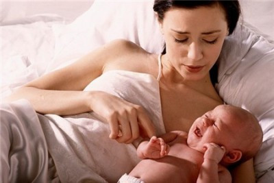 Trẻ bị nhiễm trùng máu còn có dấu hiệu ngủ li bì kéo dài nhiều ngày; nhịp tim, nhịp thở nhanh hoặc chậm bất thường; da có màu vàng hoặc tím tái, màu xám hoặc xanh xao; bé có biểu hiện của rối loạn tiêu hóa khi bú sữa mẹ như nôn, tiêu chảy, trướng bụng…