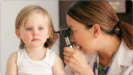 Nhiễm trùng tai. Theo Sg.theasianparent, nếu con bạn vừa nằm ngủ vừa ti bình, sữa có thể chảy vào tai bé, gây nhiễm trùng tai nặng. Vì vậy, nên cho con ăn sữa xong trước khi bé ngủ. Nếu bé vẫn muốn thứ gì đó hãy thử núm vú giả.