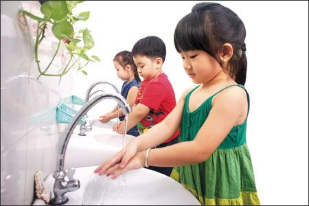 Vệ sinh tay sạch sẽ. Vi khuẩn gây bệnh luôn có trong môi trường sống và thường đi vào cơ thể thông qua thức ăn, đồ uống. Chẳng hạn trong quá trình ăn uống bé nuốt phải thức ăn chứa vi sinh vật có độc tố gây bệnh hoặc vi khuẩn bám vào tay của bé khi bé cầm nắm đồ chơi và theo đó đi vào miệng.