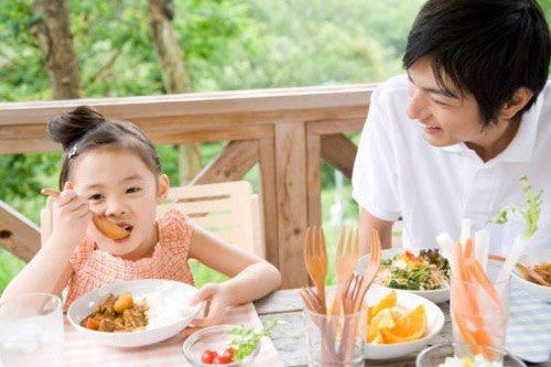 Khi chế biến hay dọn bàn ăn, cần che đậy cẩn thận, tránh ruồi nhặng (tác nhân gây bệnh và truyền bệnh). Vi khuẩn gây bệnh bám vào chân ruồi, sẽ lan qua thức ăn khi ruồi bu vào thức ăn.