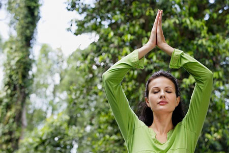 Hãy thử các phương pháp giảm stress như hít thở sâu, thiền định và yoga. Ngoài ra, bạn phải chắc chắn rằng luôn thực hiện chế độ nghỉ ngơi đầy đủ, rửa mặt 2 lần mỗi ngày, dùng giấy thấm dầu để giảm bớt lượng nhờn dư thừa trên mũi.